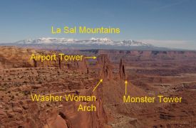 Synopse des Panormas mit Washer Woman Arch, Monster Tower, Airport Tower und den La Sal Mountains<br/>Quelle: Ken Lund auf Flickr